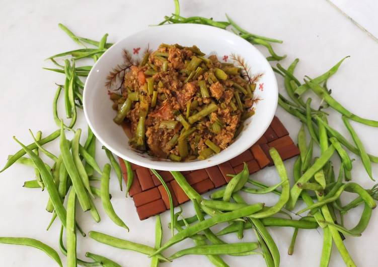 Step-by-Step Guide to Make Perfect Qeema phalli/cluster (gawar) beans with chicken minced