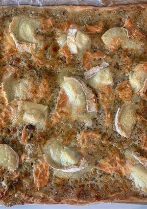 Une photo de Pizza saumon fumé et fromage de chèvre
