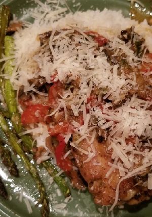 A picture of Red pepper, mushroom cajun chicken thighs.
