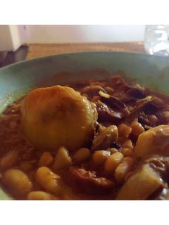 Una foto de Alubias con alcachofas y toque de chorizo