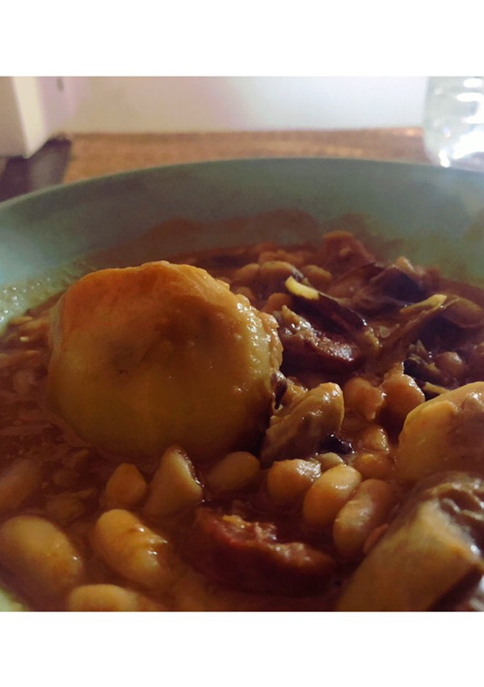 Una foto de Alubias con alcachofas y toque de chorizo