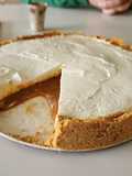 Tarta de salsa tofee, maní y crema