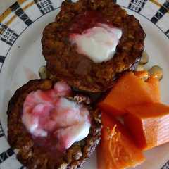 A picture of Mini muffins de desayuno con nueces y mantequilla de maní.