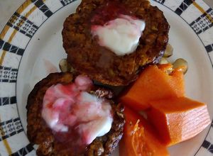 Una foto de Mini muffins de desayuno con nueces y mantequilla de maní