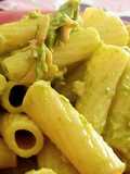 Pasta con crema di asparagi e salmone affumicato