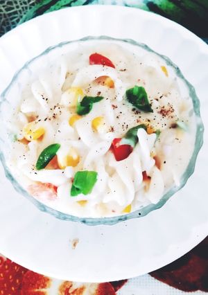 A picture of White sauce pasta.