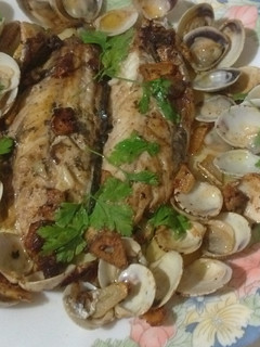 Una foto de Caballa adobada con almejas