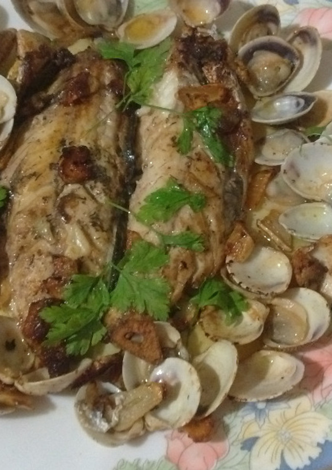 Una foto de Caballa adobada con almejas