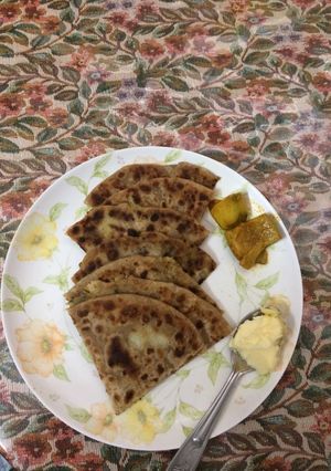 A picture of Stuffed boiled potato parathas.
