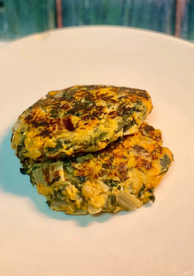 Una foto de Hamburguesitas de acelgas y boniato rellenas de queso vegetarianas