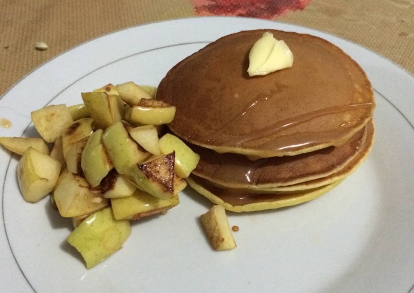 Panecake with apple and caramel (panecake dengan apple dan karamel)