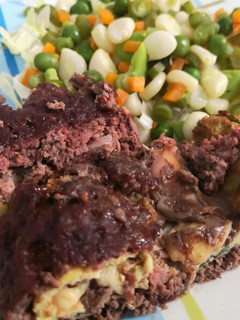 Una foto de Enrollado de carne con ensalada cocida
