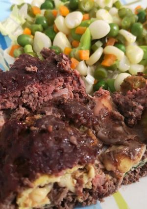 Una foto de Enrollado de carne con ensalada cocida