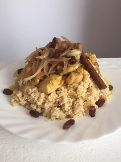 Una foto de Cous cous con pollo, cebolla caramelizada y pasas