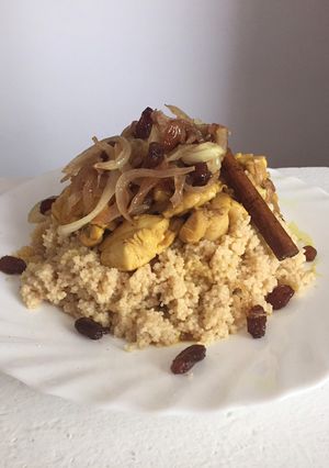 Foto principal de Cous cous con pollo, cebolla caramelizada y pasas
