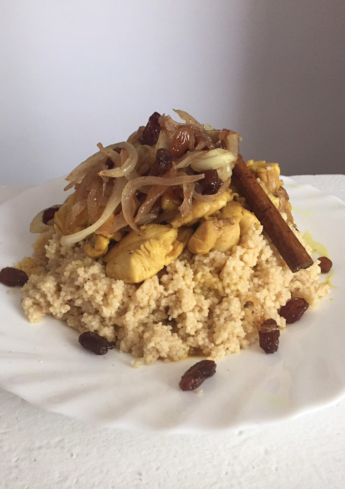 Una foto de Cous cous con pollo, cebolla caramelizada y pasas