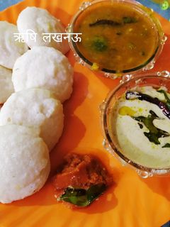 इडली सांबर और चटनी (idli sambar aur chutney recipe in Hindi) रेसिपी मुख्य फोटो