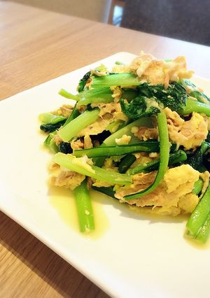 A picture of Stir fried egg with komatsuna and tuna.