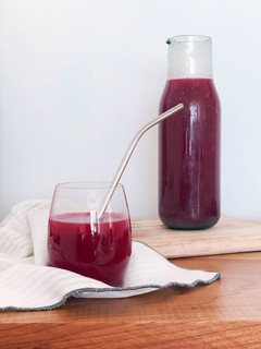 Una foto de Jugo de betabel y guayaba