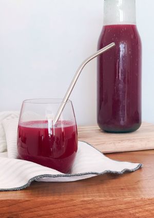 Una foto de Jugo de betabel y guayaba