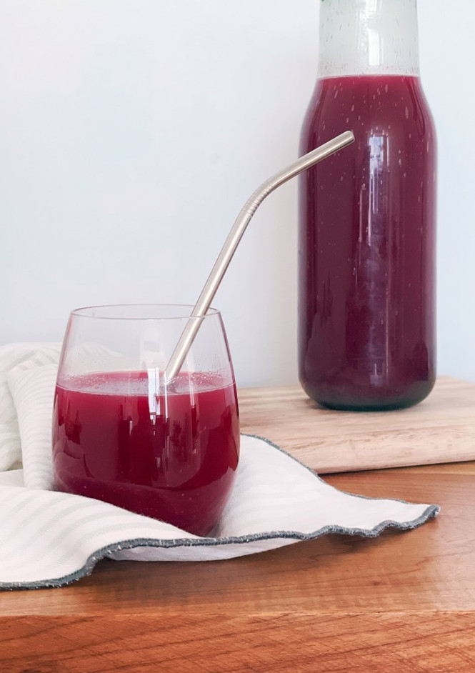 Una foto de Jugo de betabel y guayaba