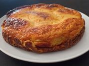 Una foto de postres con leche condensada y yogures