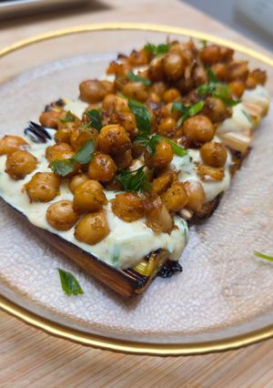 Una foto de Puerros con salsa de curry y garbanzos