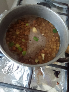 Una foto de Sopa de lentejas con tocino
