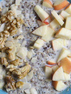 Una foto de Porridge de quinoa con manzana y Plátano en 5 min - 👉 Desayunos Veganos Fáciles
