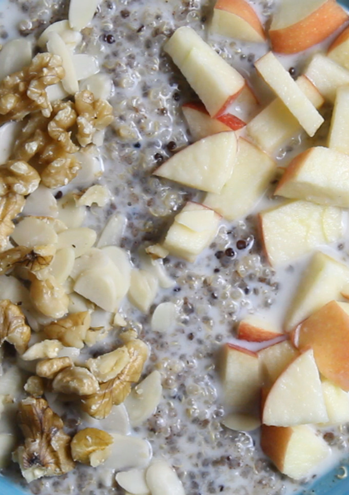 Una foto de Porridge de quinoa con manzana y Plátano en 5 min - 👉 Desayunos Veganos Fáciles