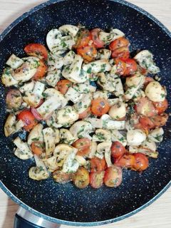 Una foto de Salteado de champiñones y tomates cherry