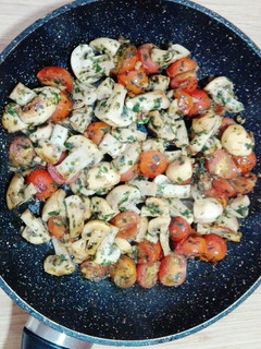 Una foto de Salteado de champiñones y tomates cherry