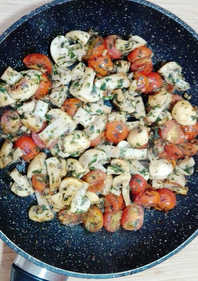 Una foto de Salteado de champiñones y tomates cherry