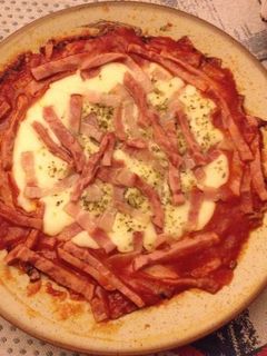 Una foto de Provolone con tomate y beicon