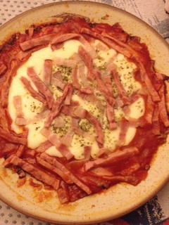 Una foto de Provolone con tomate y beicon