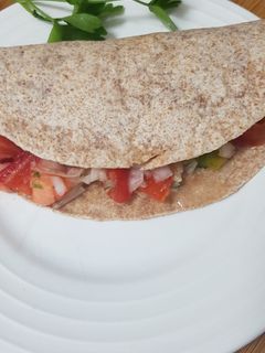 Una foto de 🫓Fajitas de pollo 🐔 con pico de gallo y queso 🧀 crema