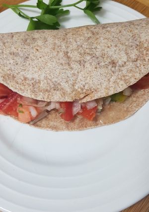 Una foto de 🫓Fajitas de pollo 🐔 con pico de gallo y queso 🧀 crema