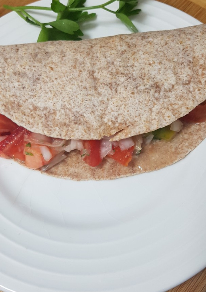 Una foto de 🫓Fajitas de pollo 🐔 con pico de gallo y queso 🧀 crema