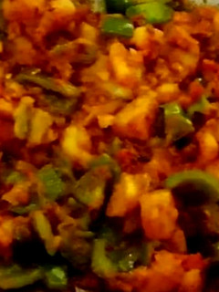आलू शिमला मिर्च की सब्ज़ी (aloo shimla mirch ki sabzi recipe in Hindi) रेसिपी मुख्य फोटो