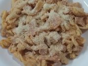 Una foto de pasta de tornillo con jamon