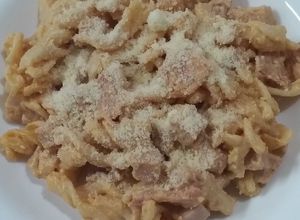 Una foto de Pasta con jamón y peperoni