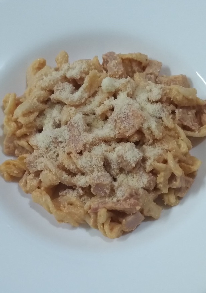 Una foto de Pasta con jamón y peperoni