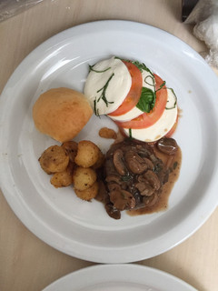 Una foto de Filete de res en salsa de hongos papa 🥔 a la Parisienne y ensalada