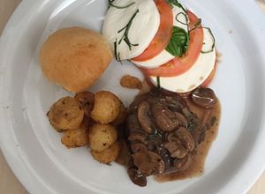 Una foto de Filete de res en salsa de hongos papa 🥔 a la Parisienne y ensalada