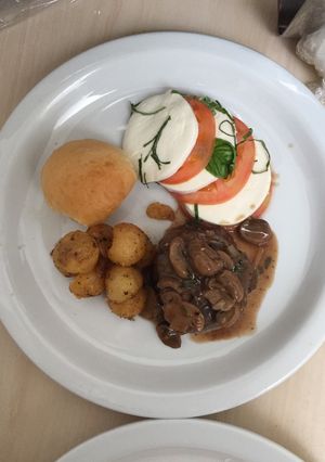 Una foto de Filete de res en salsa de hongos papa 🥔 a la Parisienne y ensalada