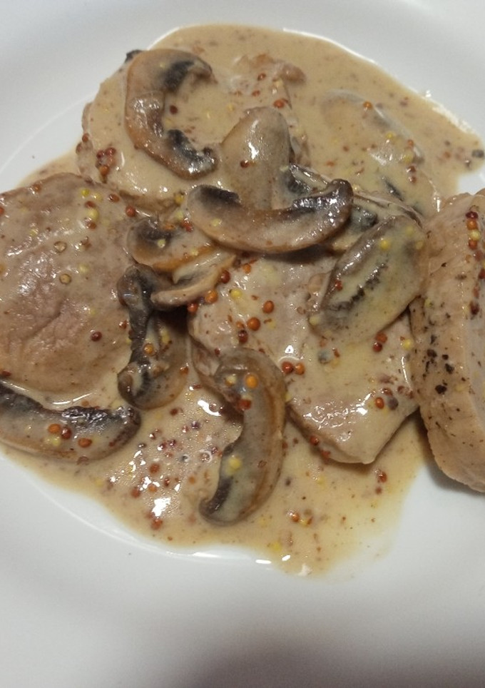 Una foto de Solomillo de cerdo en salsa de champiñones y un toque de mostaza
