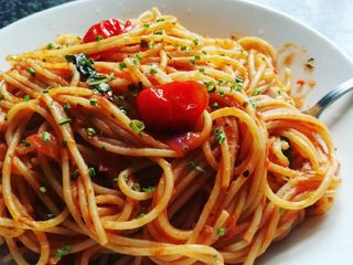 Delicious Spaghetti with Spicy Tomato Sauce (Vegan)