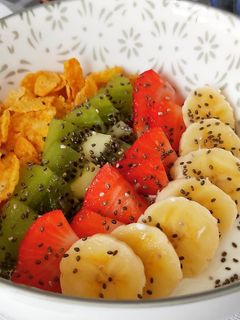 Una foto de Bowl de Kéfir con frutas, cereales y chía