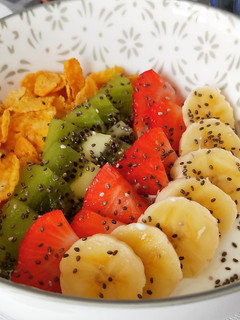 Una foto de Bowl de Kéfir con frutas, cereales y chía