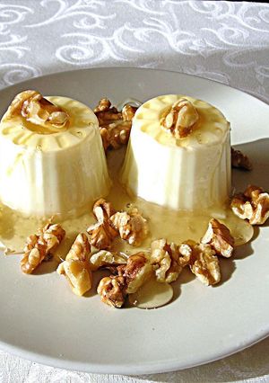 Foto principal de Desayuno con queso 0% grasa y nueces  bañadas con miel de romero